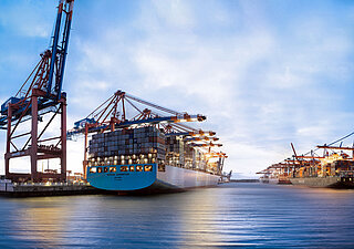 Containerschiffe im Hamburger Hafen | www.mediaserver.hamburg.de / Andreas Vallbracht Containerschiffe im Hamburger Hafen| www.mediaserver.hamburg.de / Andreas Vallbracht